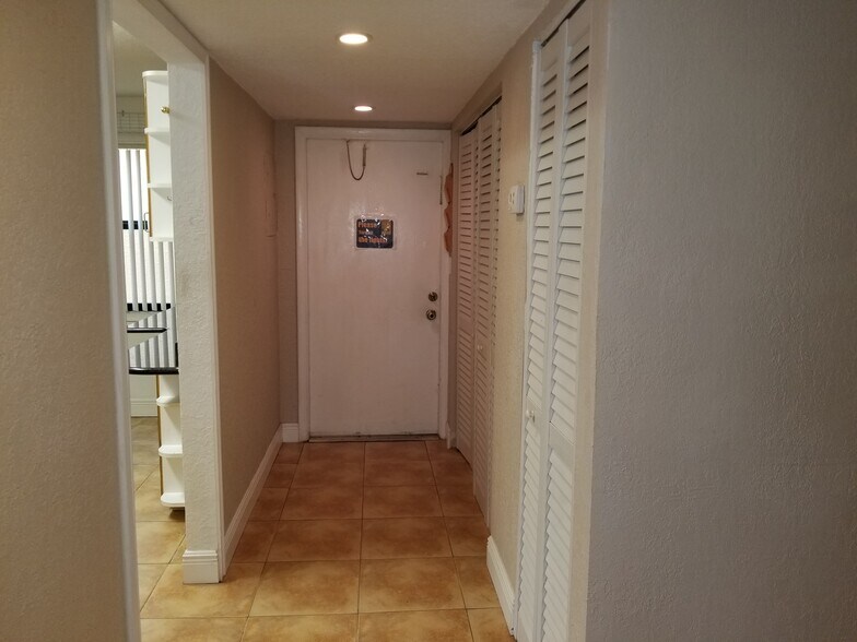 Building Photo - 430 Commodore Dr