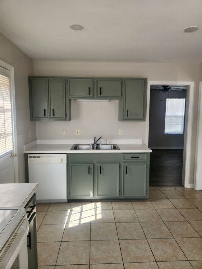 Building Photo - Lovely 4 Bedroom 3 Bath Coming Available Now