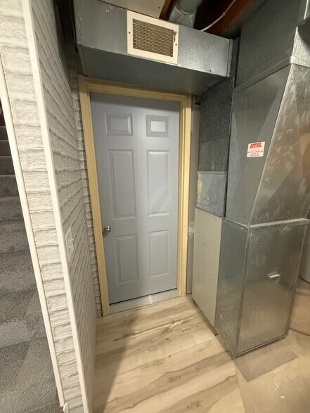 entrance to the garage - 7217 Park Shores Ct