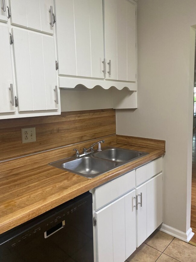 Building Photo - 105 Fairhaven Ct