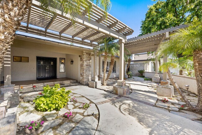 Building Photo - 605 N El Rio Dr