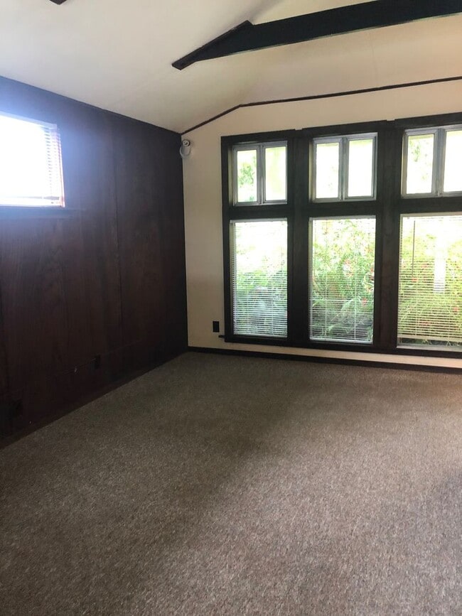 Building Photo - 1164 Madrone Way