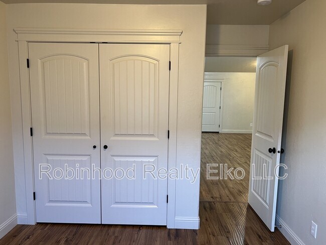 Building Photo - 279 Country Club Pkwy