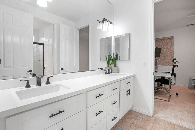 Building Photo - Beautiful executive home in the Eastlake-C...