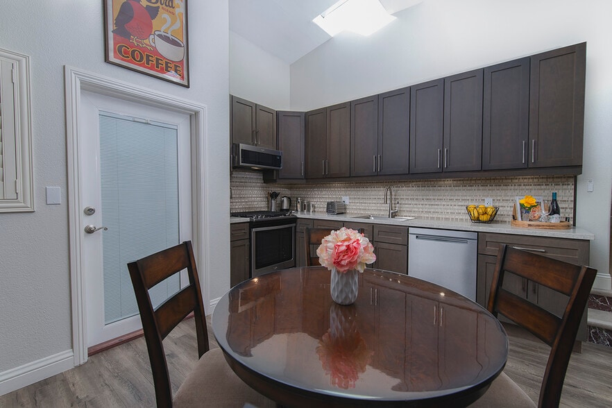 Eat-in Kitchen Table - 73 Summerfield St