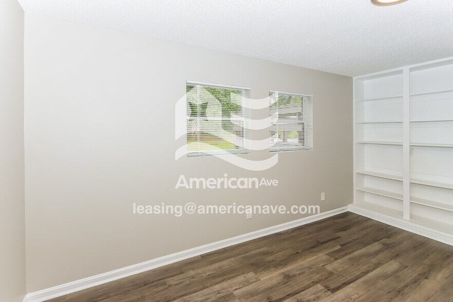 Building Photo - 300 Clairmont Dr
