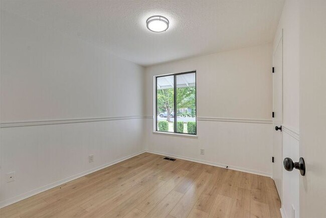 Building Photo - Updated Single Level Home with Large Fence...
