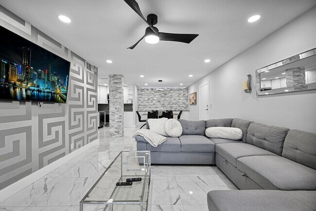 Building Photo - 6279 Bay Club Dr