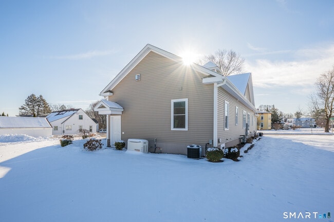 Building Photo - 137 Knowles Ave