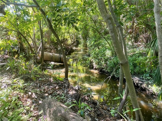 Building Photo - 2084 Ridgelane Rd