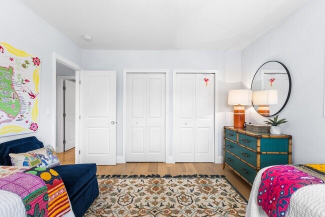 Building Photo - ** OLDE NAPLES ** 2 BED / 1 BATH - CONDO -...