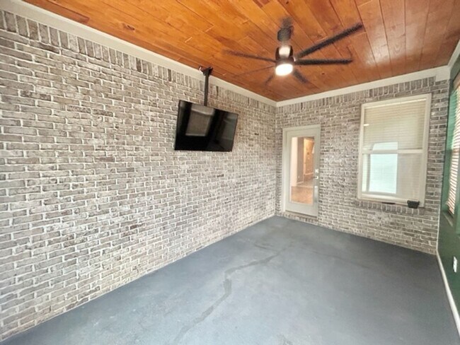 Building Photo - Beautiful 4 Bedroom 3 Bath Home in Lake Forest!