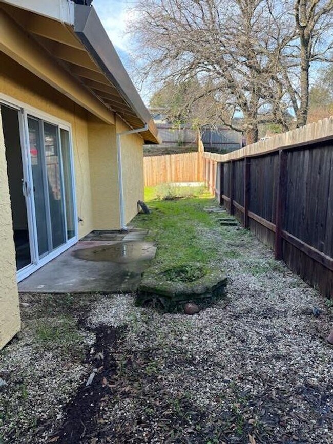 Building Photo - COMPLETELY REMODELED 2 BEDROOM DUPLEX IN ROCKLIN!!