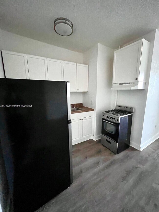 Building Photo - 501 SW 6th Ct