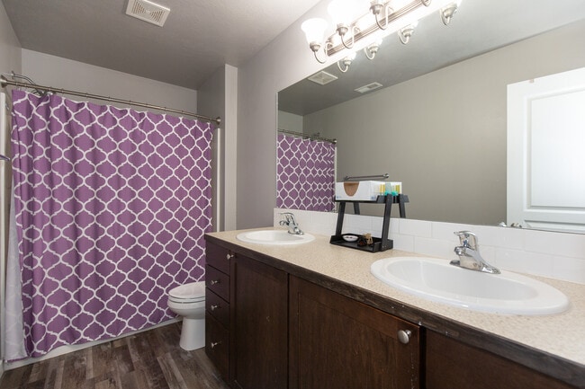 Building Photo - 136 Bull Frog Dr