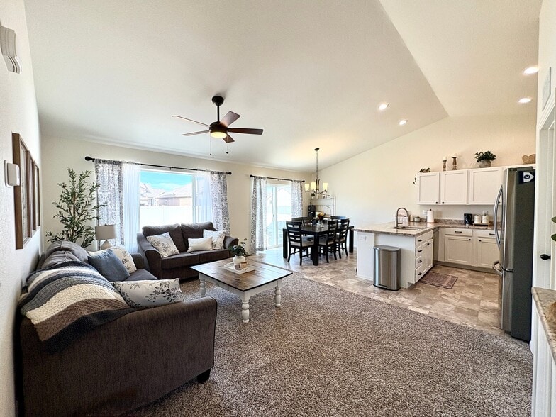 Building Photo - 916 Greenbrook Dr