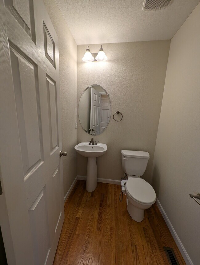 Building Photo - Great Lowry Townhome!