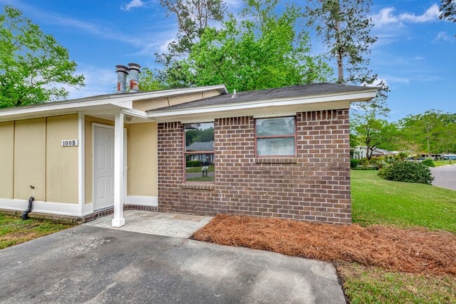 Building Photo - MOVE IN SPECIAL! Two Bedroom Pet-Friendly Unit in Gadsden Acres!