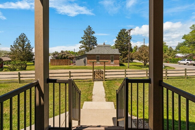 Building Photo - Spacious 3-Bed, 2-Bath Upper-Level Duplex