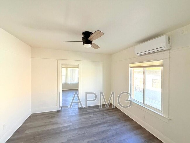 Building Photo - 1910.5 Daly St