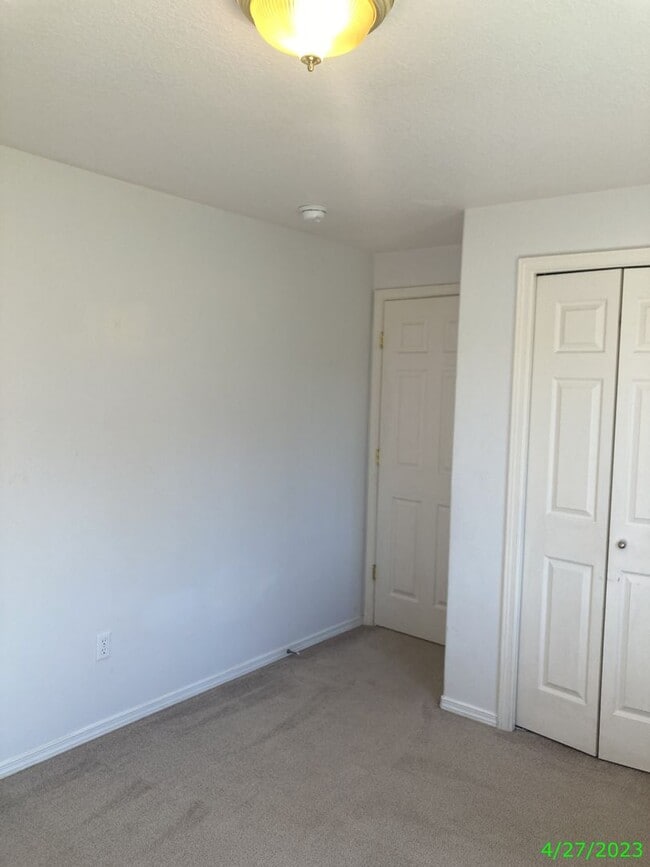 Building Photo - 565 NW Meadows Dr