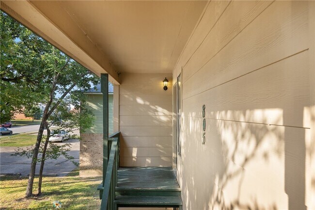 Building Photo - 805 San Pedro Dr