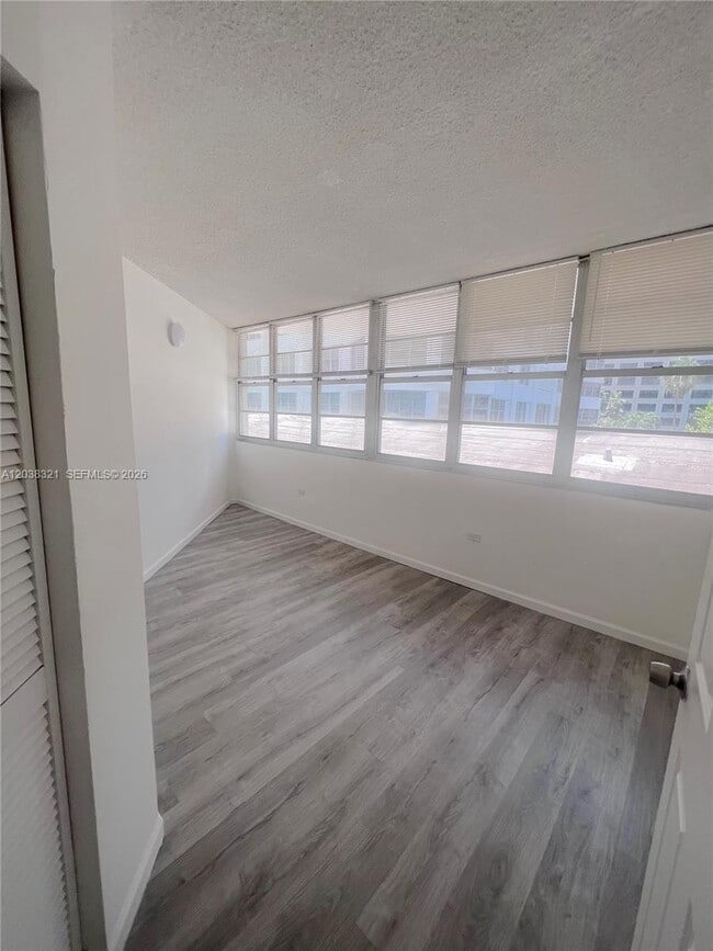 Building Photo - 801 Brickell Bay Dr
