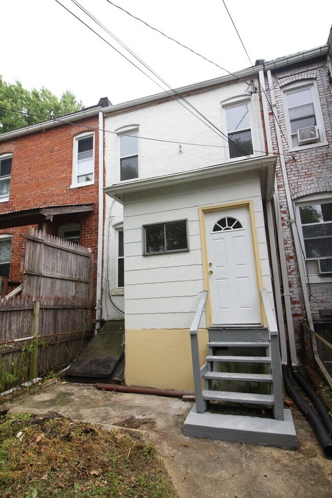 Building Photo - 2026/2027 JHU Off-Campus 3bd/1ba Rowhouse  w/ W/D & rear yard! -Available 6/9/26