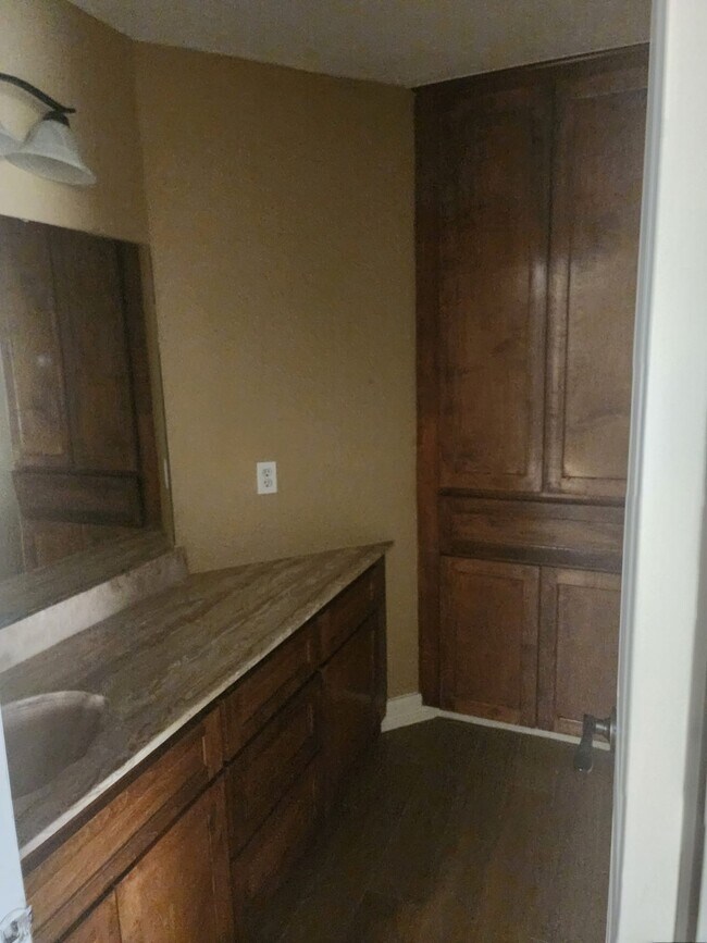 Building Photo - 9902 Kings Walk Round St