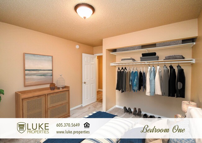 Building Photo - 405 S Sycamore Ave