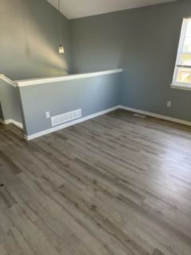 Building Photo - Beautiful 3 Bedroom 2 Bath Duplex!