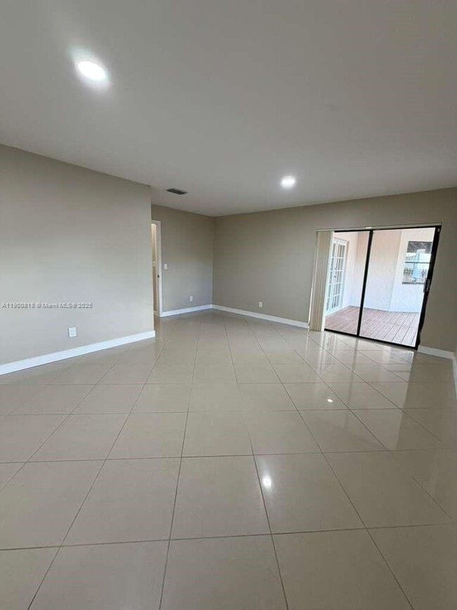 Building Photo - 219 SE 8th St