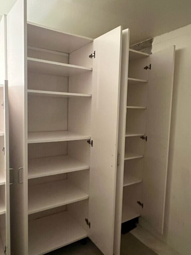 Building Photo - AUGUST RENT FREE with LIMITED SHOWINGS AVAILABLE on July 25th! - Gorgeous Townhome Style Condomin...