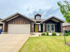 Building Photo - ?4 Bedroom Home plus Study Room! Yukon Sch...