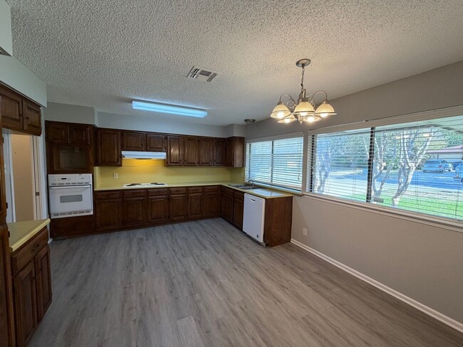 Building Photo - WELCOME HOME TO NORTHERN HILLS GOLF COMMUN...