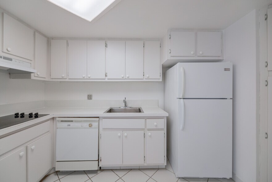 Building Photo - 801 Brickell Bay Dr
