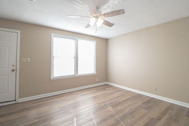 Building Photo - 812 Golf View Pl