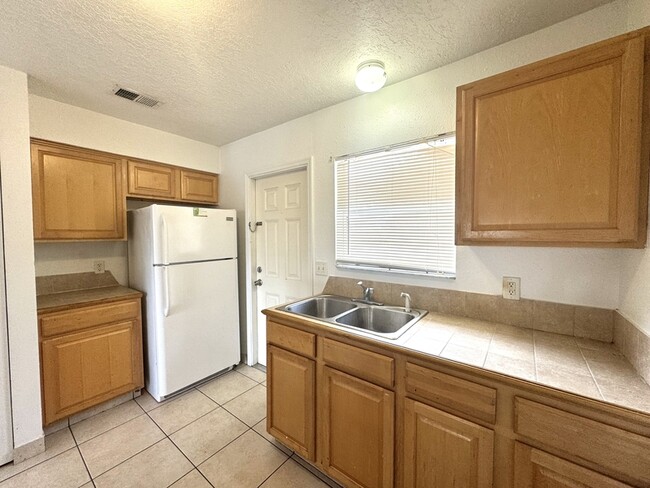 Building Photo - 212 E Cypress St