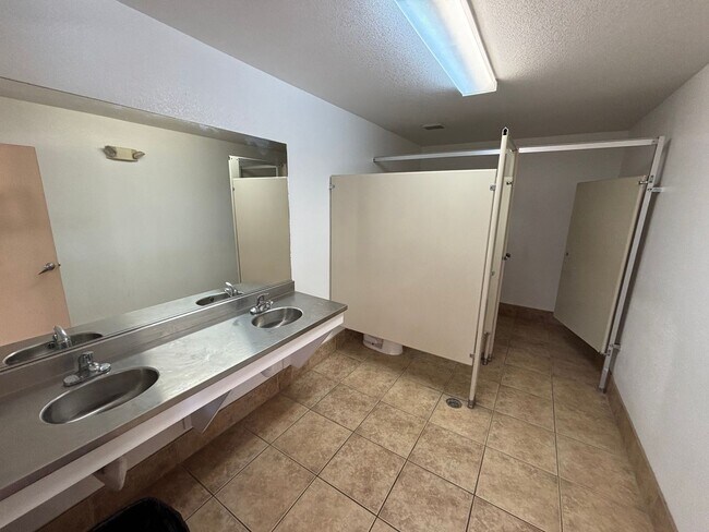 Building Photo - Beautiful 2Bed/2Bath Condo located in the ...