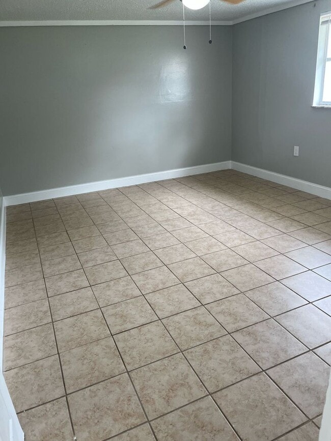 Building Photo - For Rent – Updated 1BR / 1BA Duplex in Zephyrhills