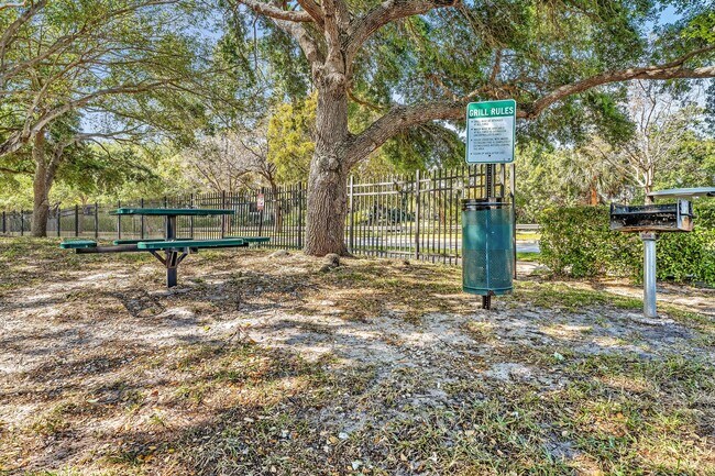 Building Photo - 2820 N Oakland Forest Dr