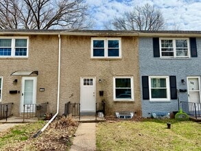 Building Photo - 2BD/1BA Townhome