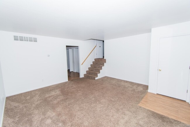Building Photo - Spacious 2 bedroom / 1 bathroom Duplex for...