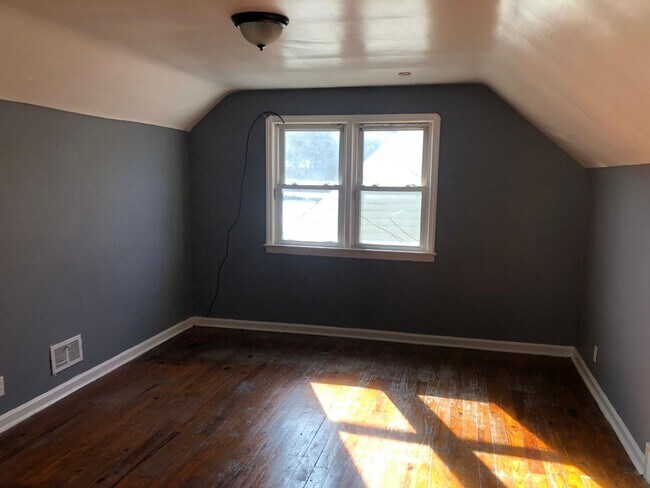 Building Photo - 3 BED 1 BATH IN BEAUTIFUL GARFIELD HEIGHTS!