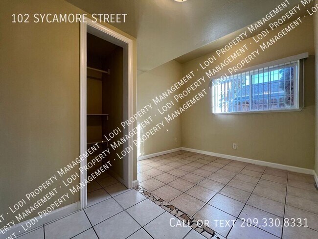 Building Photo - 102 Sycamore St