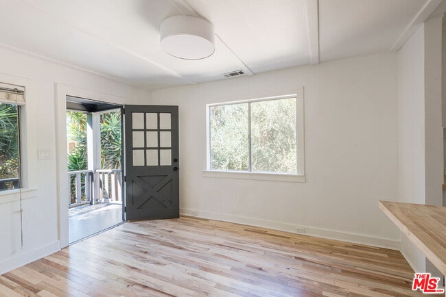 Building Photo - 4013 Sunset Dr