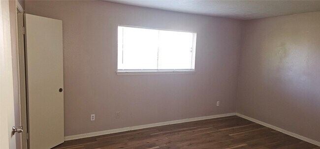 Building Photo - 2114 Yorktown Ct N