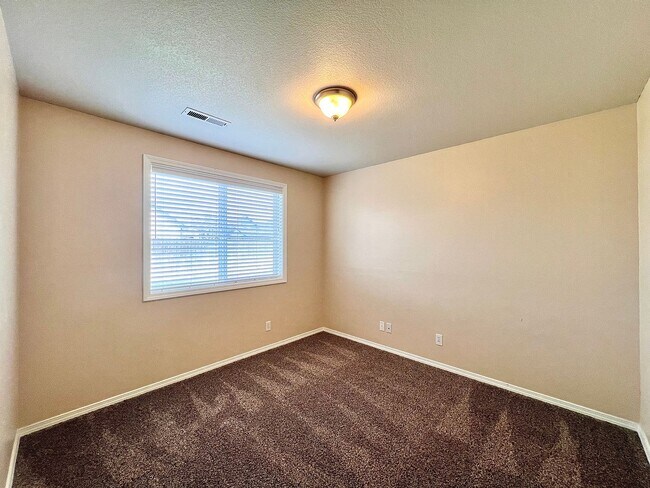 Building Photo - Pristine 3Bed-2Bath Home For Rent Near Rd 68!!!