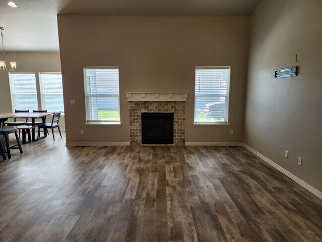 Building Photo - Beautiful, Immaculate Home in Northwest Tw...