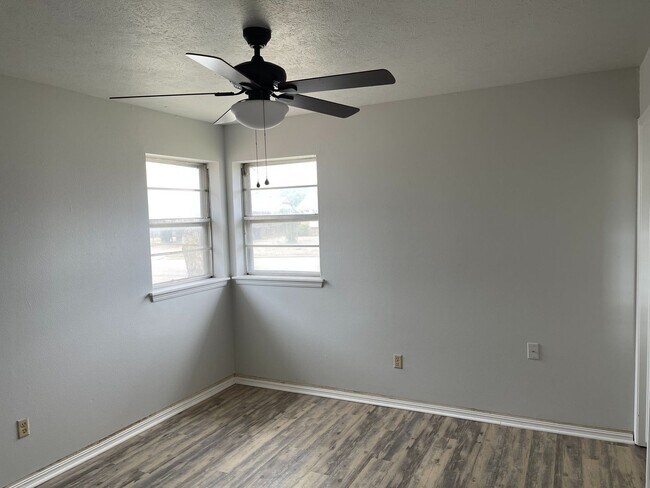 Building Photo - 1137 Straka Terrace